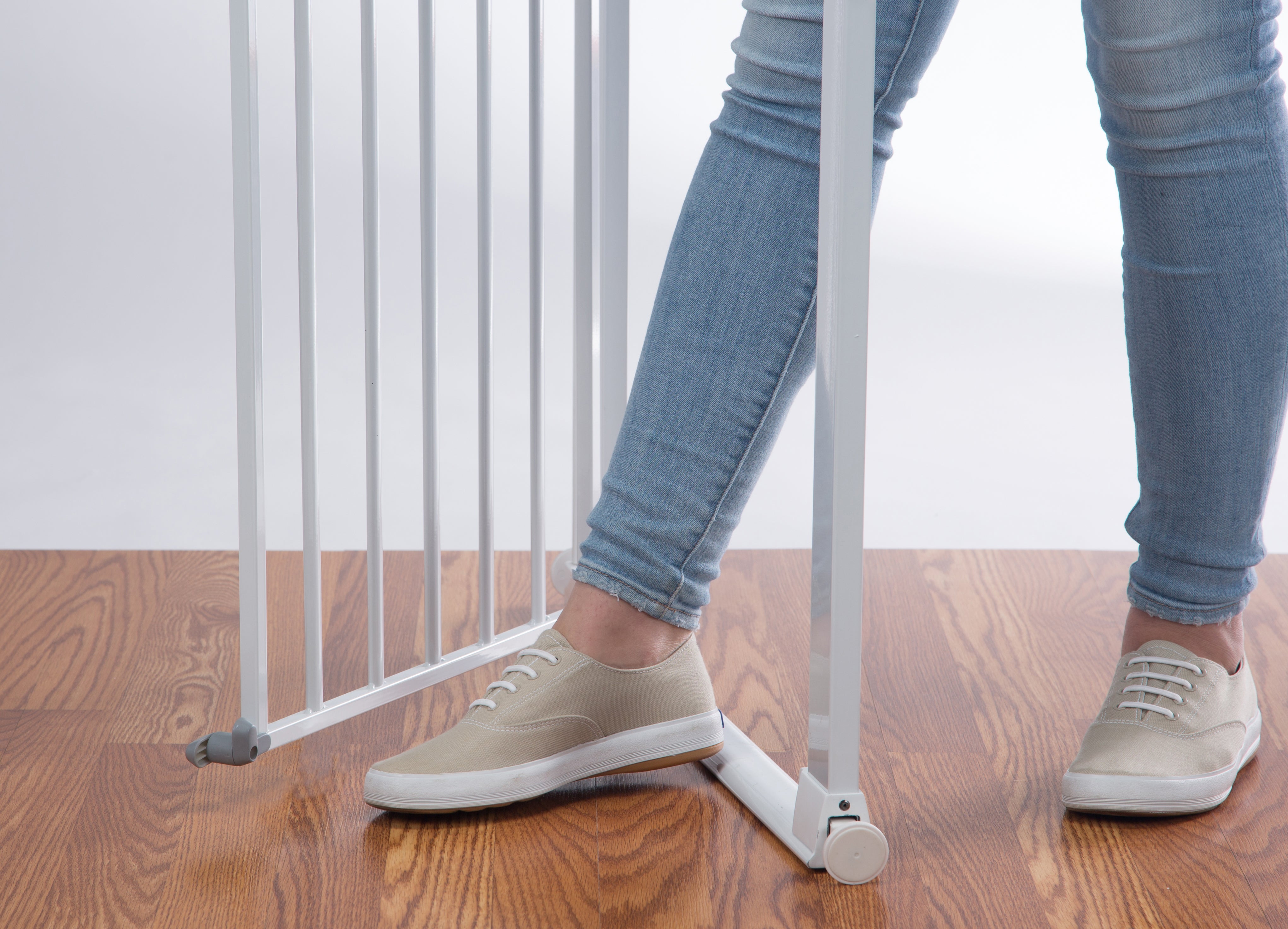 Step Gate Safety 1st SecurTech Flat Step Gate White 73cm - 80cm – Hello Baby